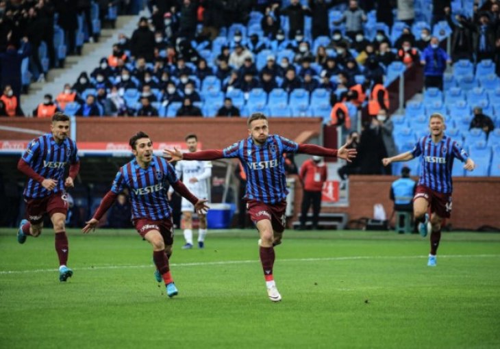 Višća dva puta matirao Šehića u utakmici sezone i primakao Trabzonspor tituli prvaka Turske!