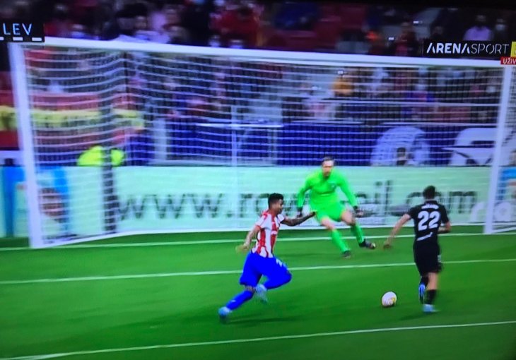 KAKVA NEVJERICA U MADRIDU Gosti izveli SJAJNU akciju i savladan je ponajbolji golman svijeta, a tri minute poslije penal za Atletico i oglasio se VAR