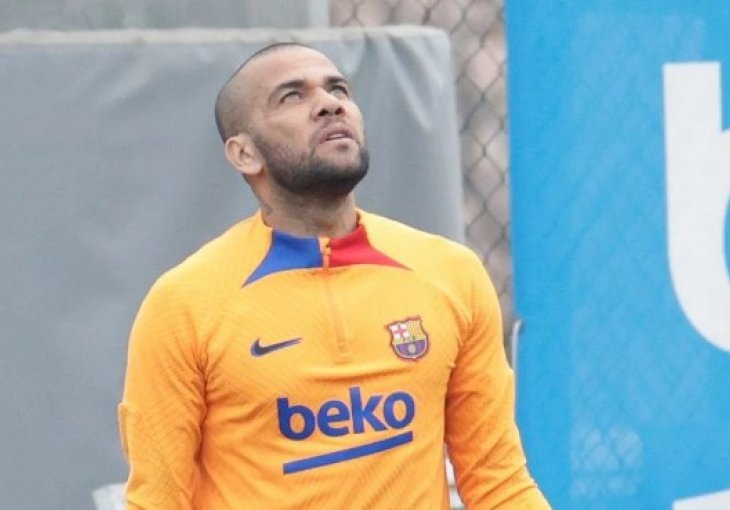 Dani Alves sinoć nije ni igrao, a stadion na kraju napustio s dresom igrača Napolija