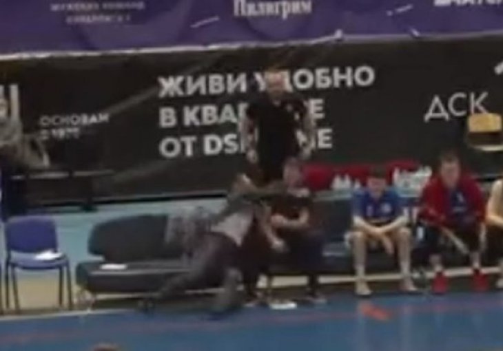 VIDEO Nevjerovatne scene na utakmici, pomoćni trener udario glavnog