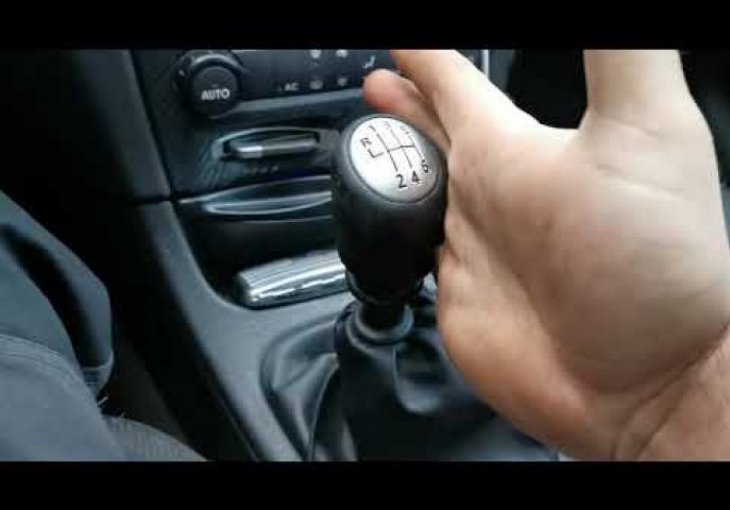 Kad parkirate automobil - DA LI UBACITE U PRVU ILI POVUČETE RUČNU: Konačno stigao pravi odgovor, evo šta je jedino ispravno