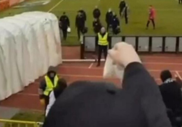 Partizanov navijač izazvao skandal nakon što je trenera gađao kesicom s bijelim prahom