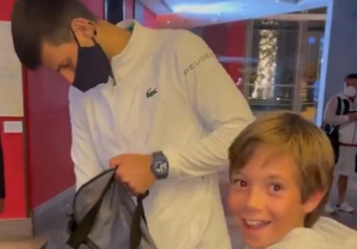 Novak oduševio dječaka u Dubaiju: Pogledajte radost na licu kada je zavukao ruku u torbu da mu izvuče poklon