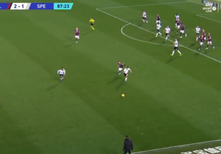 (VIDEO) Fudbaler Spezije trčao za loptom i izašao van granica igrališta, pogledajte šta mu je uradio Thiago Motta