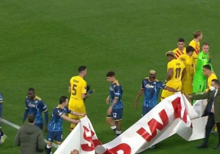 Rus sudi meč Napoli - Barcelona, kamere nisu prikazale baner kojeg su iznijeli igrači