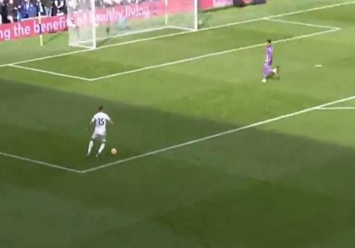 Igrač Leedsa prošao je golmana i izašao sam pred gol: Pogledajte šta je onda izveo
