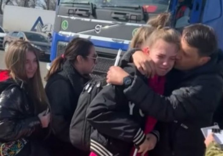 SRCEPARAJUĆI SNIMAK: Pogledajte rastanak ukrajinske teniserke s roditeljima koje ostavlja u ratu