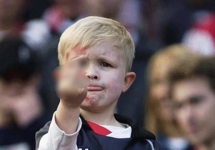 Svi se sjećaju legendarne slike čuvenog klinca i prsta: EVO KAKO DANAS ON IZGLEDA - pravi huligan (FOTO)