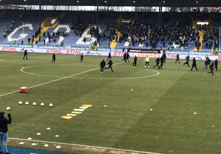 HAOS UOČI DERBIJA Navijači Sarajeva upali na teren i pokušali oteti transparent Manijacima, jedan huligan završio u bolnici