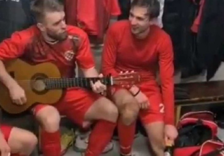 Gitara, pjesma i boca piva na rani, hit video iz svlačionice