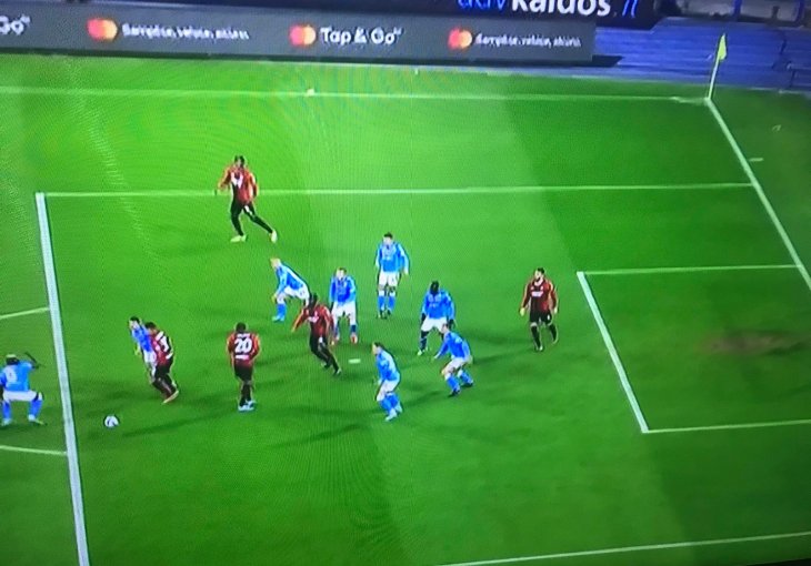 GOOOOL PODNO VEZUVA Sve je utihnulo, Rossoneri vode: Svi su signalizirali ofsajd, a VAR...