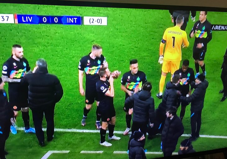 KLOPP JE U 25. MINUTI PRIŠAO SUDIJI I MEČ JE MOMENTALNO PREKINUT Šta se događa na Anfieldu? Sve je odmah utihnulo