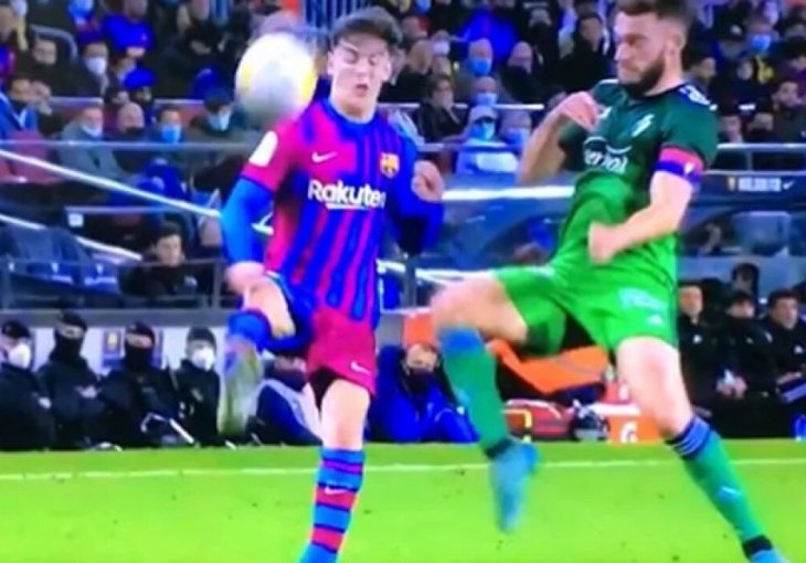KAKVA ĆE OVO BITI IGRAČINA Cijeli stadion mu skandirao zbog driblinga, a onda mu je kapiten Osasune ljutito prišao i ZAPRIJETIO