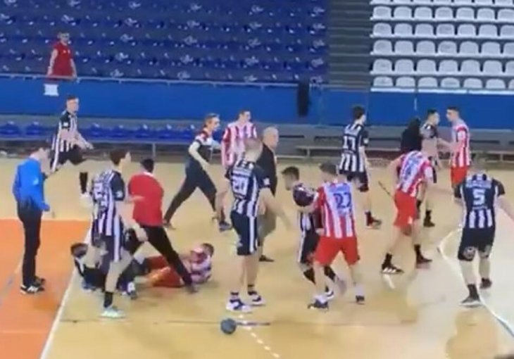 ŽESTOKA TUČA KLINACA IZ PARTIZANA I CRVENE ZVEZDE: Mladi rukometaši vječitih rivala se pobili tokom utakmice! Prštalo na sve strane VIDEO