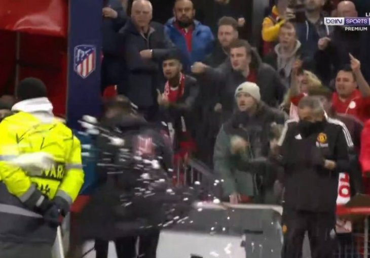 JEDAN OD NAJBOLJIH TRENERA DANAŠNJICE POBJEGAO S OLD TRAFFORDA GLAVOM BEZ OBZIRA: Navijači ga zasuli čime su stigli kod tunela