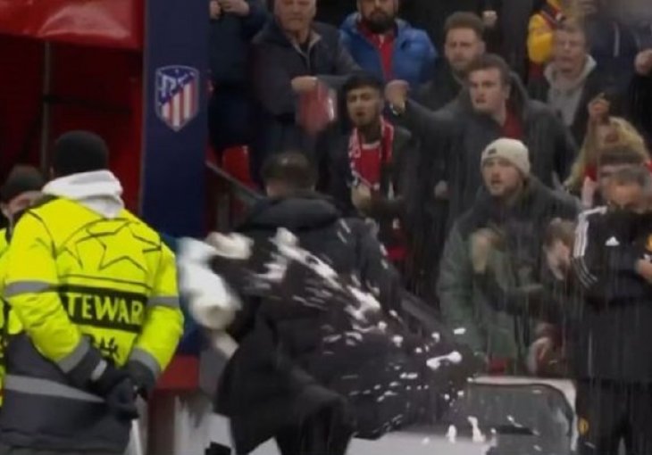 Simeone je zasut kišom projektila s tribina Old Trafforda. Zašto ga tamo toliko mrze?