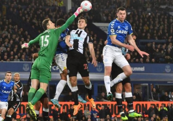 Raspoloženi Begović spašavao Everton koji je s crvenim kartonom došao do pobjede u 99. minuti