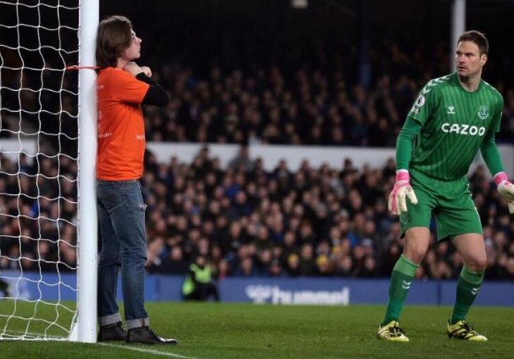 Reakcija Asmira Begovića na navijača zavezanog za stativu postala apsolutni hit na internetu