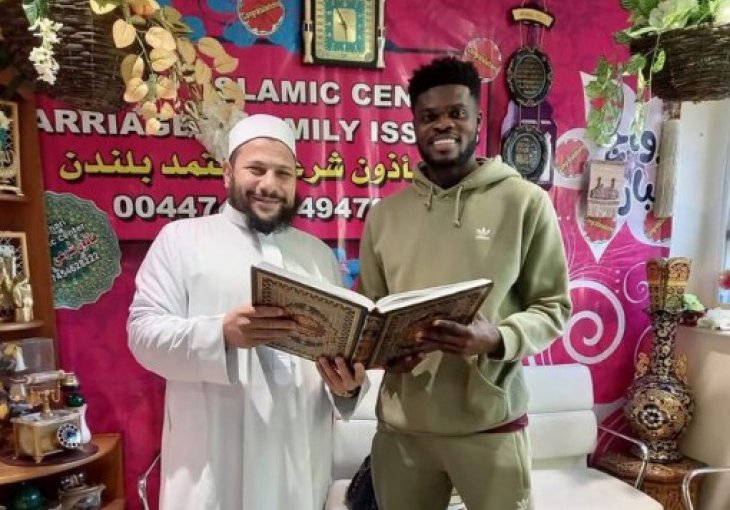 Drži Kur'an u ruci i ne skida osmijeh s lica: Veznjak Arsenala prešao na islam