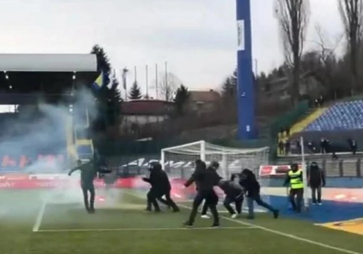 Željezničar i Sarajevo žestoko kažnjeni zbog sukoba navijača na terenu stadiona Grbavica