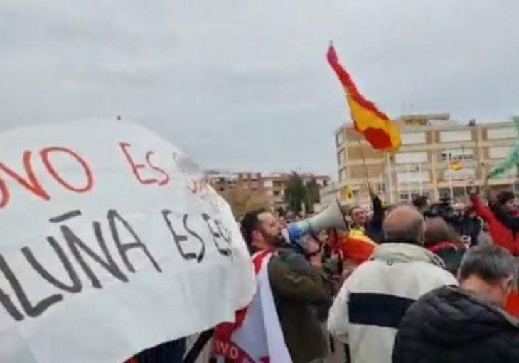 PRST U OKO ALBANCIMA! Navijači Španije nosili transparent koji ih je razbjesnio. ali i oduševio Srbiju (VIDEO)