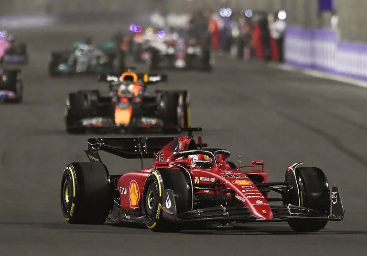 KAKVA UTRKA U SAUDIJSKOJ ARABIJI: Tri kruga prije kraja odlučen pobjednik u velikom duelu Ferrarija i Red Bulla, Hamilton totalno razočarao