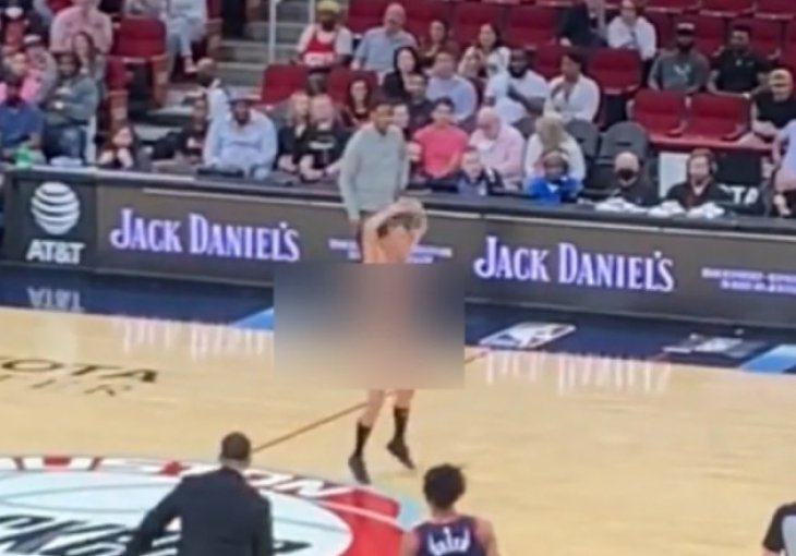 Uletio na parket tokom NBA utakmice, zaplesao, a zatim su se ispred njega stvorili divovi