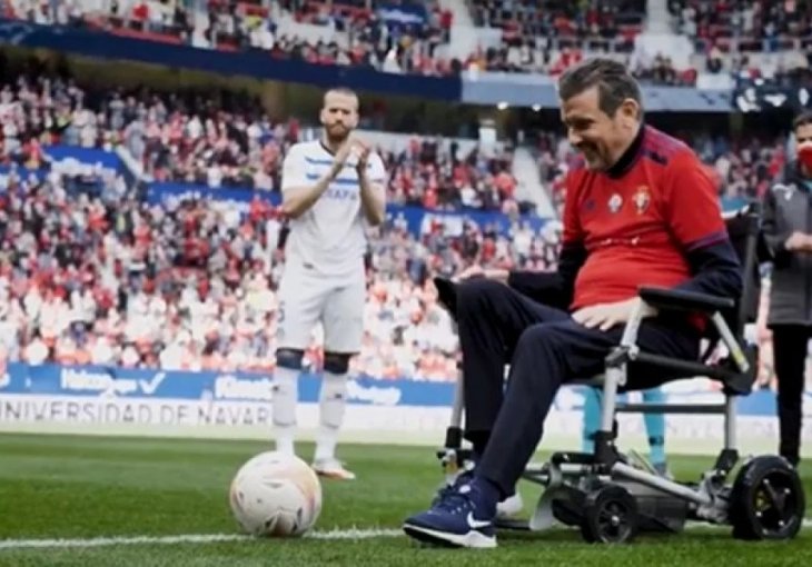 SCENA KOJA LOMI SRCE:  Bivši Barcin trener u kolicima izašao na stadion, a onda je ugledao loptu (VIDEO)