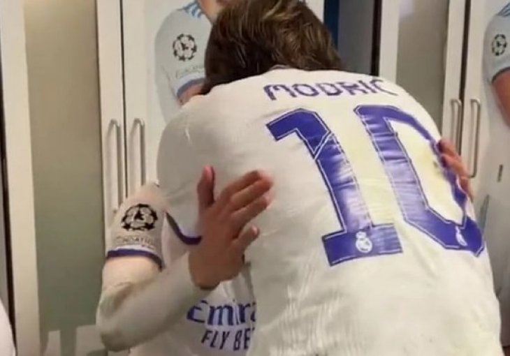 KAKAV SNIMAK IZ SVLAČIONICE KRALJEVA: Modrić u svlačionici čestitao saigračima na novom uspjehu, a jednog je posebno zagrlio i poljubio