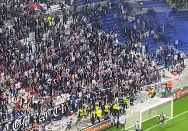 HAOS KAKAV SE NE PAMTI NA MEČU EUROPA LIGE: Nezadovoljni navijači palili vatru i pokušali probiti ogradu, intervenirali specijalci...