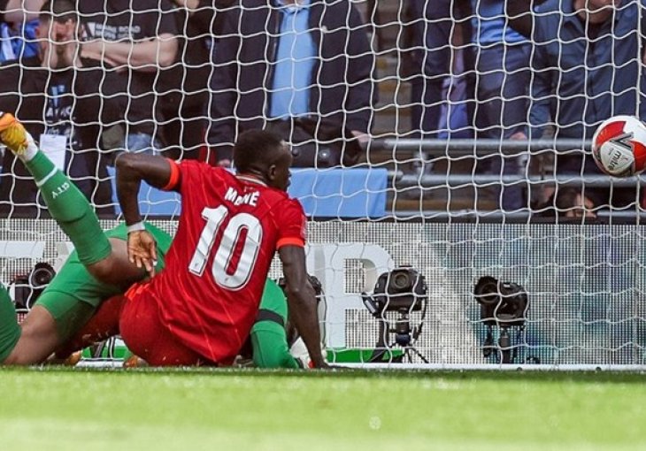 KAKAV KIKS GOLMANA CITYJA: Poklonio je gol Liverpoolu