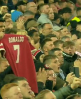 PRIZOR ZA PAMĆENJE: Cijeli Anfield je u sedmoj minuti pružio podršku Cristianu Ronaldu i oduševio cijeli svijet