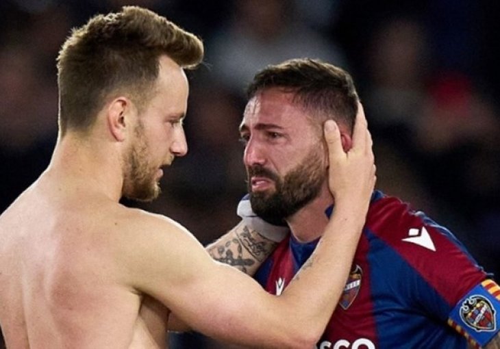 Španski nogometaš bio je neutješan nakon utakmice. Rakitić mu prišao i sve oduševio