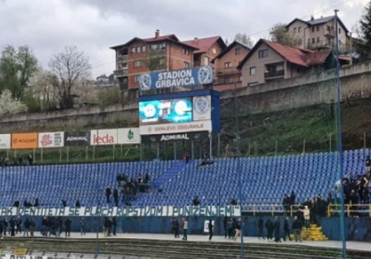 Manijaci iz protesta napustili stadion Grbavica - Ostao je samo transparent koji dovoljno govori