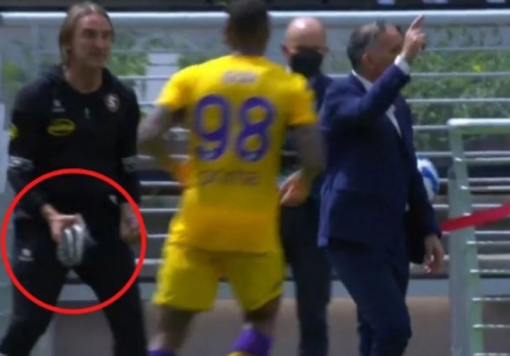 'Luđački' pristup očigledno pali: Trener Milana Đurića patikom krenuo na igrača kako bi ga probudio