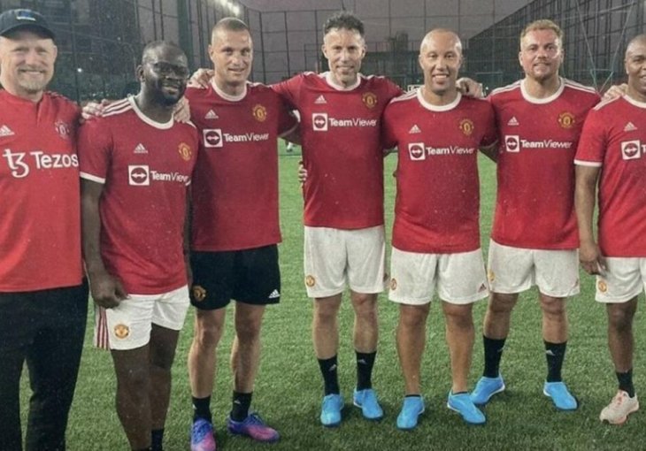 NEMANJA VIDIĆ PONOVO OBUKAO DRES UNITEDA! Navijači pokazali šta misle o tome