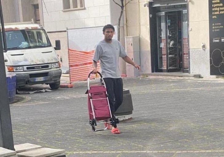 Dok ga traži jedan od namoćnijih fudbalskih klubova današnjice, on u papučama hoda ulicom