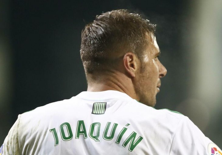 LEGENDA BETISA NA SENZACIONALAN NAČIN PROSLAVLJA TROFEJE! Skinuo se NAG u petoj deceniji! (FOTO)