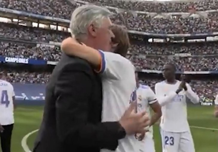 Ancelotti je svim igračima čestitao osvajanje titule, ali nikome kao Modriću (VIDEO)