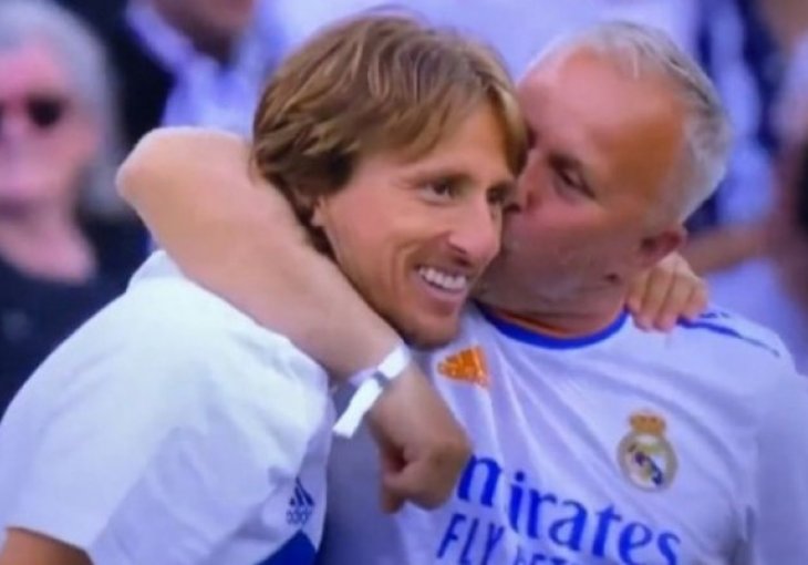 LUDI SU ZA HRVATOM Modrić je bio glavna faca Realove proslave titule, navijače oduševio emotivan trenutak s ocem