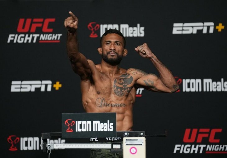 BRUTALNO I UZNEMIRUJUĆE! JEZIV NOKAUT U UFC BORBI: Potpuno je unakazio protivnika za samo 41 sekundu (VIDEO)