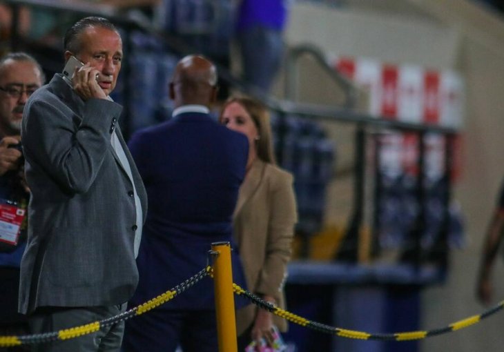 PODIGLA SE VELIKA PRAŠINA ZBOG JEDNE SPORNE ODLUKE Predsjednik Viljareala BLJUJE VATRU: To je bilo skandalozno, sudija je podmukao