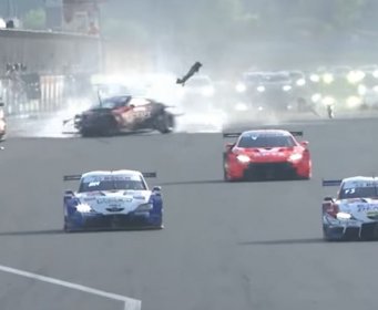 Stravična nesreća na utrci u Japanu: Komentatori urlali u nevjerici (VIDEO)