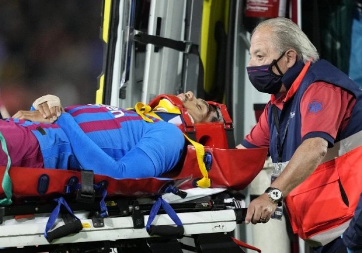 OBAVLJENI PREGLEDI, OGLASIO SE KLUB: Poznato stanje Ronalda Arauja nakon sinoćnjeg sudara s Gavijem