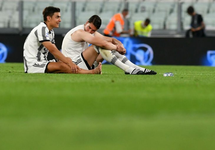 PRELIJEPE SCENE IZ TORINA: Fudbaler Juventusa plakao, Vlahović mu POSVETIO GOL, pa poslije meča ostao s njim na praznom stadionu