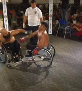 JE LI MOGLO BIZARNIJE? U Brazilu organizovana MMA borba muškaraca u invalidskim kolicima, pogledajte na šta je to ličilo