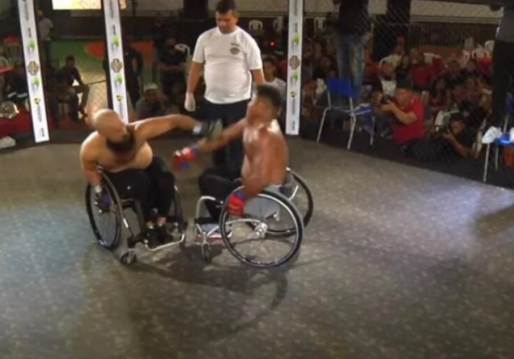 JE LI MOGLO BIZARNIJE? U Brazilu organizovana MMA borba muškaraca u invalidskim kolicima, pogledajte na šta je to ličilo