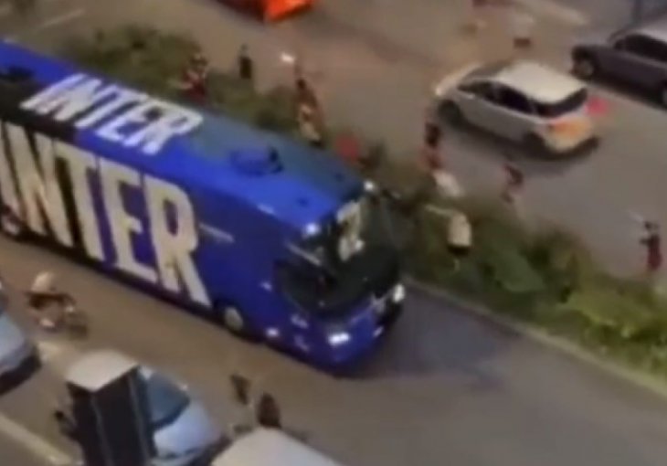SPAŠAVAJ GLAVU: Vozač Interovog autobusa proletio kroz crveno bježeći od navijača Milana
