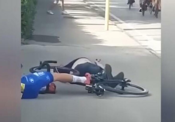 UZNEMIRUJUĆI VIDEO/ JEZIVO! BICIKLISTA UDARA ČOVJEKA PORED STAZE KOJI OSTAJE MRTAV NA LICU MJESTA Svijet u šoku zbog ovog snimka iz Italije