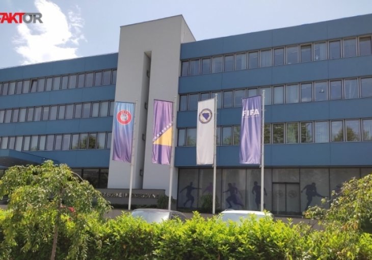 NIJE VALJDA DA NI OVO NE ZNAJU URADITI KAKO TREBA: Državna zastava ispred FSBiH postavljena naopako i nepropisno